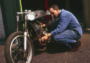 El campeón del mundo británico trabajando en su Fórmula II Cooper en el garaje de su casa en Bickley, Kent, 1960.
