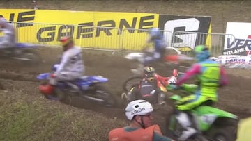 Rubén Fernández, en el suelo tras su caída en el MXGP de Alemania.