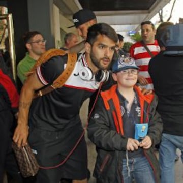 El Granada viajó ayer por carretera hasta Madrid, donde llegó a las 18:30 horas. Se alojó en el Hotel Meliá Castilla, donde ya recibió el calor de sus hinchas. En la imagen, Robert se hace una foto con un joven hincha granadinista.