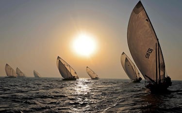 Un grupo de embarcaciones navega bajo una idílica puesta de sol durante la primera etapa de la 30ª edición de la regata Al Gaffal Dhow, una competición de vela de larga distancia que se lleva a cabo en primavera en las costas de Dubai. Celebrada desde 1991, la regata se creó para honrar el patrimonio marítimo de la nación.
