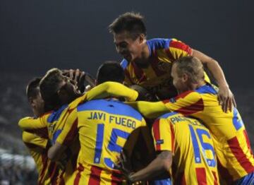 Los jugadores del Valencia celebran el gol del lateral derecho del Valencia, Antonio Barragán, contra el Ludogorets Razgrad durante el partido de ida de los octavos de final de la Liga Europa, en el estadio nacional Vasil Levski, en Sofía.