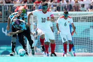 Se utiliza una pelota sonora y cada equipo se integra con cuatro personas ciegas o con disminucin visual severa, los partidos constan de dos tiempos de 15 minutos de duracin, ms diez minutos de descanso entre ambos.