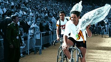 Los corredores de la VIII Vuelta Ciclista a Espa&ntilde;a entran al estadio de Chamart&iacute;n, coincidiendo con la final de la Copa del General&iacute;simo disputada entre Sevilla y Celta. En la fotograf&iacute;a, aparecen el ganador absoluto de la carrera, Bernardo Ruiz, y el vencedor de la &uacute;ltima etapa Segovia-Madrid (al fondo), V&iacute;ctor Ruiz, durante la vuelta de honor realizada por los &quot;supervivientes de la prueba&quot;. Efe/cl  PUBLICADA 29/09/02 NA MA32 2COL