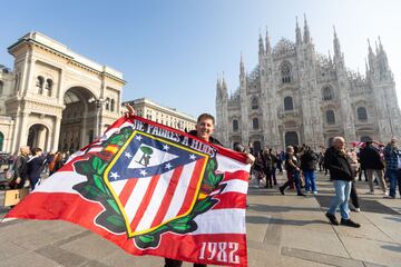Un buen n¨²mero de aficionados ha viajado a Mil¨¢n para acompa?ar al equipo en la ida de los octavos de final de la Champions League ante el Inter.