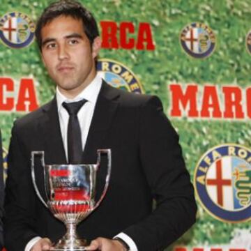 Ya en Segunda División, en la temporada 2008-09, Bravo recibió el Premio Zamora, que se le otorga al portero menos batido. Recibió 28 goles en 32 duelos. En esa misma campaña, los técnicos de los equipos participantes lo eligieron como el mejor arquero.