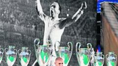 <b>LA CHAMPIONS, UN OBJETIVO. </b>Benzema alucinó con el Bernabéu, con los aficionados y con las nueve Copas de Europa.