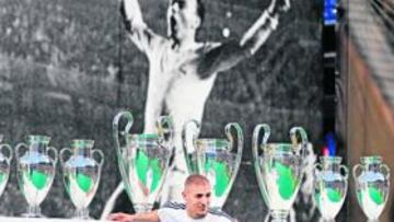 <b>LA CHAMPIONS, UN OBJETIVO. </b>Benzema alucinó con el Bernabéu, con los aficionados y con las nueve Copas de Europa.