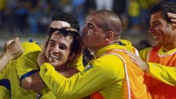 <b>EL QUINTO. </b>Los jugadores cadistas abrazan a López Silva, autor del último tanto amarillo en Bahía Sur.