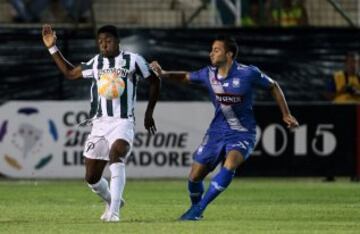 QUI03. MANTA (ECUADOR), 07/05/2015.- Emanuel Herrera (i) del Emelec de Ecuador disputa el balón con Óscar Murillo (i) del Atlético Nacional de Colombia hoy, jueves 7 de mayo de 2015, durante un partido por la Copa Libertadores en el estadio Jocay en Manta (Ecuador). EFE/José Jácome