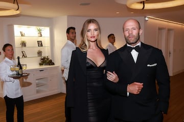 Jason Statham y Rosie Huntington-Whiteley es una de las parejas m¨¢s s¨®lidas de Hollywood desde que comenzaron su relaci¨®n en 2010. Se conocieron en el Festival de M¨²sica de Coachella, y su conexi¨®n fue inmediata. A pesar de la diferencia de edad de 20 a?os, han demostrado que su amor es fuerte y estable.
En 2016, anunciaron su compromiso, aunque hasta la fecha no han oficializado su matrimonio. En 2017, dieron la bienvenida a su primer hijo, Jack Oscar Statham. Rosie, adem¨¢s de ser una reconocida modelo y actriz, ha hablado en varias ocasiones sobre c¨®mo su relaci¨®n con Jason se basa en el respeto y el sentido del humor.