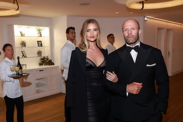 Jason Statham y Rosie Huntington-Whiteley es una de las parejas más sólidas de Hollywood desde que comenzaron su relación en 2010. Se conocieron en el Festival de Música de Coachella, y su conexión fue inmediata. A pesar de la diferencia de edad de 20 años, han demostrado que su amor es fuerte y estable.

En 2016, anunciaron su compromiso, aunque hasta la fecha no han oficializado su matrimonio. En 2017, dieron la bienvenida a su primer hijo, Jack Oscar Statham. Rosie, además de ser una reconocida modelo y actriz, ha hablado en varias ocasiones sobre cómo su relación con Jason se basa en el respeto y el sentido del humor.
