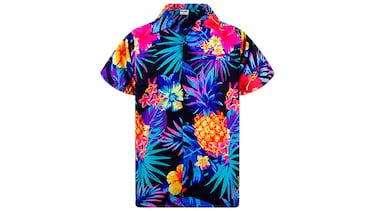 Reunimos cinco camisas hawaianas estampadas de hombre para la playa