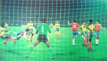 Un 17 de marzo de 1985, Chile golea 6-3 a Ecuador en el estadio Nacional, en las Eliminatorias de M&eacute;xico 1986. Carlos Caszely (en la foto) anot&oacute; sus &uacute;ltimos dos goles por la Roja.