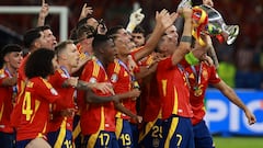 Berlin (Germany), 14/07/2024.- Team of Spain celebrates with the trophy after winning the UEFA EURO 2024 final soccer match between Spain and England, in Berlin, Germany, 14 July 2024. (Alemania, España) EFE/EPA/CLEMENS BILAN
