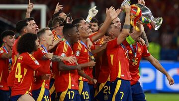 Berlin (Germany), 14/07/2024.- Team of Spain celebrates with the trophy after winning the UEFA EURO 2024 final soccer match between Spain and England, in Berlin, Germany, 14 July 2024. (Alemania, España) EFE/EPA/CLEMENS BILAN
