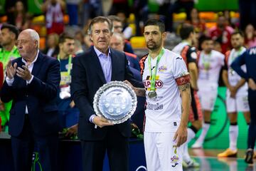 El capitán de ElPozo Murcia, Valerio, recibe de manos de José Miguel Monje Carrillo, presidente de la FFRM, el trofeo de subcampeones de la Copa de España.