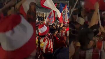 ¡Sí hubo capital rojiblanca! Dan serenata a Chivas previo al Clásico en Concacaf