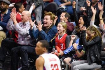 Steve Ballmer, el presentador de televisión Conan O'Brien, Neve O'Brien, Beckett O'Brien y  Liza Powel.