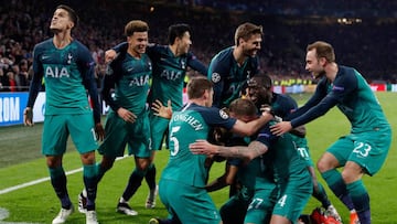 Tottenham players celebrate their victory at the end of the UEFA Champions League semi-final second leg football match between Ajax Amsterdam and Tottenham Hotspur at the Johan Cruyff Arena, in Amsterdam, on May 8, 2019. - Tottenham fought back from three