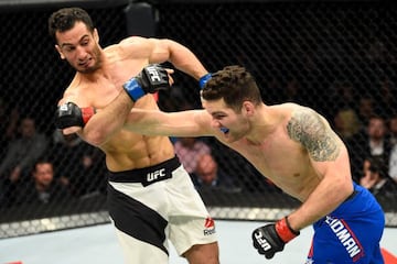 Weidman lanza un golpe a Mousasi durante su combate en el UFC 210.