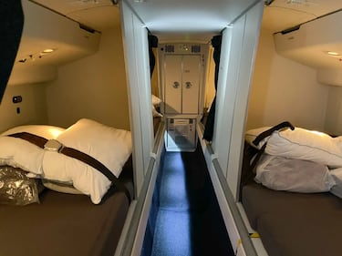 Esta es la raz¨®n por la que las azafatas est¨¢n obligadas a echar una siesta en mitad de un vuelo