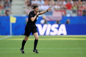 Un penalti muy dudoso se?alado por la colegiada h¨²ngara, Katalin Kulcsar, que tuvo que revisar en el monitor del VAR para ratificar su decisi¨®n y que Megan Rapinoe no desaprovech¨®.