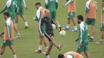 Mel realiza toques con el bal&oacute;n durante la sesi&oacute;n. 