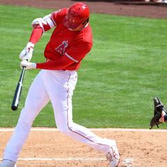 Shohei Ohtani responde en el montículo y al bate