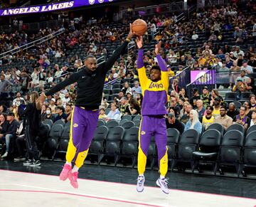 Los dos James, el padre LeBron y el hijo Bronny, continúan de pretemporada con Los Angeles Lakers. En la imagen, ambos juguetean en el calentamiento previo a su último amistoso. De momento, no acompañan los resultados: los angelinos cayeron ante los Warriors (97-111) y su balance es de un triunfo y tres derrotas.