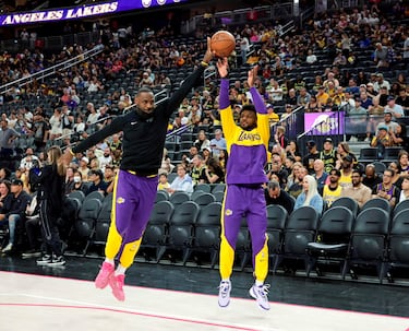 Los dos James, el padre LeBron y el hijo Bronny, continúan de pretemporada con Los Angeles Lakers. En la imagen, ambos juguetean en el calentamiento previo a su último amistoso. De momento, no acompañan los resultados: los angelinos cayeron ante los Warriors (97-111) y su balance es de un triunfo y tres derrotas.