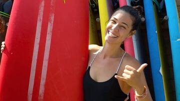 La periodista Mawi Durán aprende a surfear en Cantabria