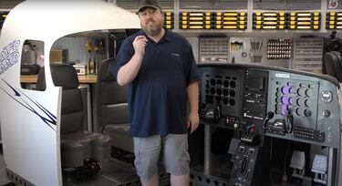 Encuentra un simulador de vuelo gigante y lo convierte en el mejor setup para un PC gaming: “Tenemos una cabina de vuelo modular”