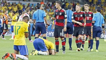 Los jugadores de Brasil se lamentan tras caer con Alemania por 1-7 en las semifinales del Mundial de F&uacute;tbol de 2014.
