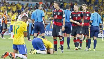 Los jugadores de Brasil se lamentan tras caer con Alemania por 1-7 en las semifinales del Mundial de F&uacute;tbol de 2014.