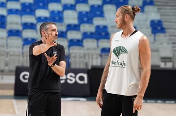 Navarro con Osetkowski, en el quinteto ideal de la ACB.