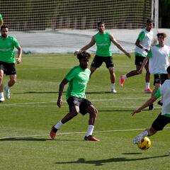 Beccacece ensaya con Carreira en el lateral y John de pivote