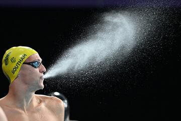 El australiano Flynn Southam compite en la eliminatoria de 50 metros libres masculinos durante el quinto día
de los Juegos de la Commonwealth, en el Sandwell Aquatics Center de Birmingham (Gran Bretaña). En el momento de la foto, el nadador expulsa agua por la boca, como si fuera un aspersor humano.