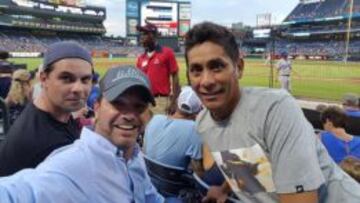 Luis Garc&iacute;a, Christian Martinoli y Jorge Campos juntos en un partido de Beisbol.