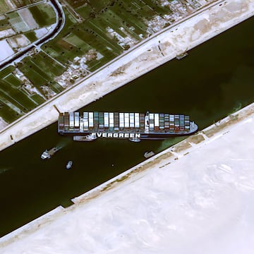   El buque de transporte de mercancías (Ever Given) sigue encallado en el Canal de Suez, un canal navegable situado en Egipto que une el mar Mediterráneo con el mar Rojo, debido a una tormenta de arena y de fuerte viento. Numerosos barcos han quedado atascados debido a una tormenta de arena y de fuerte viento con embarcaciones queriendo cruzar el canal. El Ever Given tiene 400 metros de eslora y pesa 200.000 toneladas sin carga, con capacidad de transportar 20.000 contenedores.