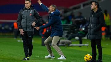 BARCELONA, 20/12/2023.- El entrenador de la UD Almería, Gaizka Garitano, durante encuentro correspondiente a la jornada 18 de LaLiga EA Sports disputado este miércoles entre el FC Barcelona y la UD Almería en el estadio Olímpico Lluís Companys de Barcelona. EFE/ Alejandro García
