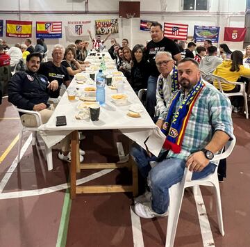 Miembros de la directiva de la peña atlética Un Sentimiento durante la cena del 27 y  28 aniversario. 