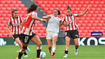 Rocío Gálvez, defendiendo un balón ante Valero en el Athletic-Real Madrid de la Liga F Moeve disputado en San Mamés.