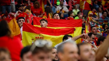 COLONIA (ALEMANIA), 30/06/2024.- Aficionados españoles antes del partido de octavos de final de la Eurocopa de fútbol que las selecciones de España y Georgia disputan este domingo en Colonia. EFE/Alberto Estévez