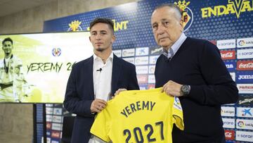 Presentaci&Atilde;&sup3;n de la renovaci&Atilde;&sup3;n de Yeremy Pino por el Villarreal 
 Rueda de prensa Fernando Roig y Yeremy Pino en el estadio de la Cer&Atilde;&iexcl;mica
 Vila-real