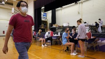 ARCHIVO - En esta foto de archivo del 11 de junio de 2021, los trabajadores de la salud administran una dosis de la vacuna Pfizer COVID-19 a estudiantes durante una cl&iacute;nica de vacunaci&oacute;n organizada por Jewel Osco en Wheeling, Illinois. 