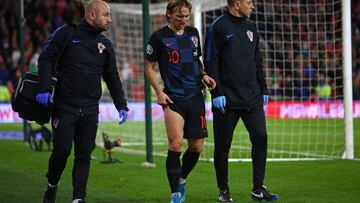 Luka Modric, abandonando el terreno de juego lesionado en el Gales-Croacia.