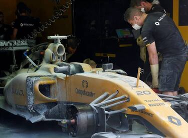 El Renault en llamas en Sepang y Magnussen escapa por los pelos