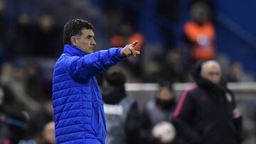 Eibar&#039;s coach Jose Luis Mendilibar gestures during the Spanish Copa del Rey (King&#039;s Cup) quarter final first leg football match Club Atletico de Madrid vs SD Eibar at the Vicente Calderon stadium in Madrid on January 19, 2017. / AFP PHOTO / JAVIER SORIANO