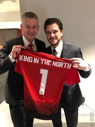 Uno de los preferidos dentro de la serie, el actor que interpreta a Jon Snow también es fiel seguidor del Manchester United.