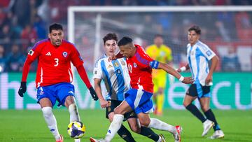 Futbol, Chile vs Argentina.
Clasificatorias al Mundial 2026.
El jugador de la seleccion chilena Alexis Sanchez derecha, disputa el balon con Julian Alvarez de Argentina durante el partido durante el partido clasificatorio al Mundial 2026 válido por la Fecha 15 entre Chile y Argentina disputado en el estadio Nacional de Santiago, Chile.
05/06/2025
Pepe Alvujar/Photosport
Football, Chile vs Ecuador.
2026 World Cup Qualifiers.
Chile’s player Alexis Sanchez, right, vies for the ball against Julian Alvarez of Argentina during the match a 2026 World Cup qualifier, Matchday 15, between Chile and Argentina at the National Stadium in Santiago, Chile.
05/06/2025
Pepe Alvujar/Photosport